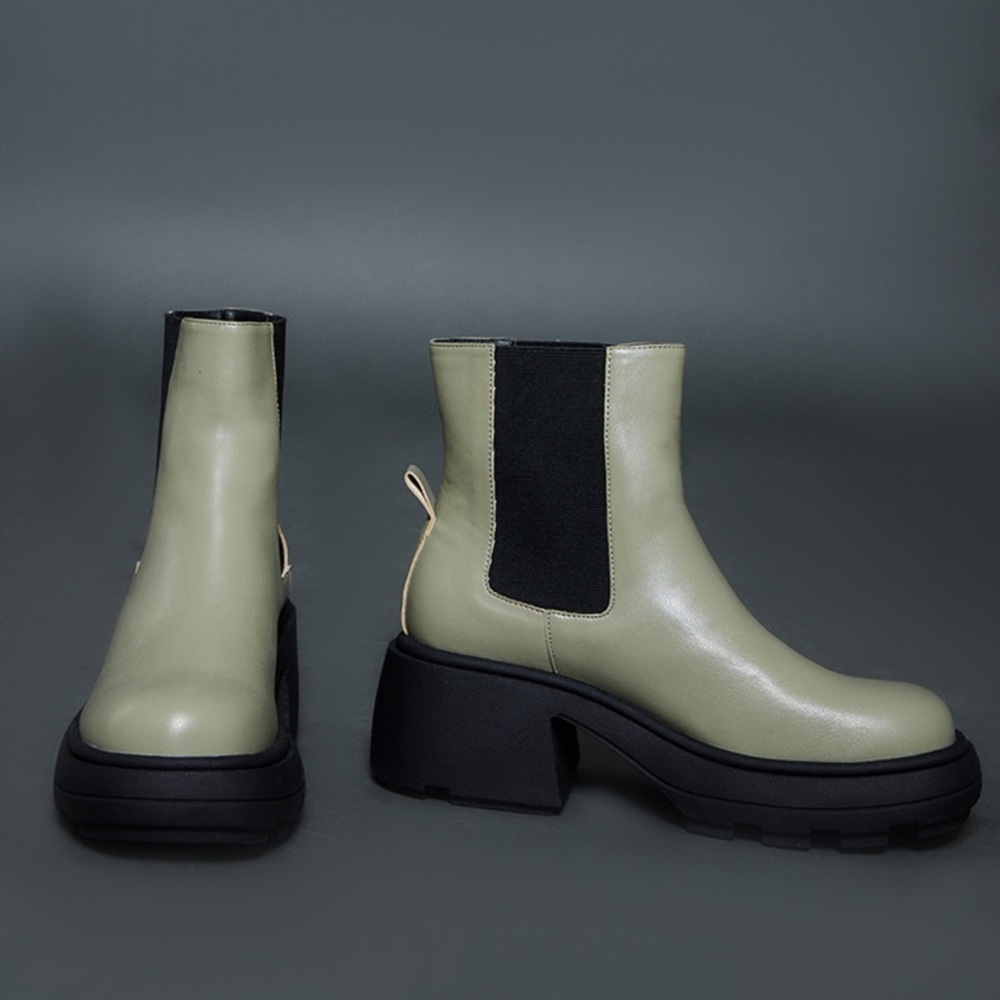 Woman boots.